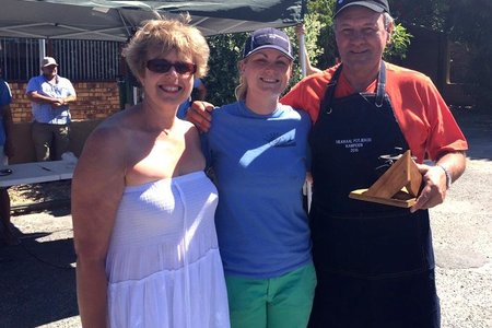 Die Stranddiensspan se Potjiekos-wenners, met Renata (links) en Handri (regs) en die Stranddiensspan se Shirné Nel in die middel